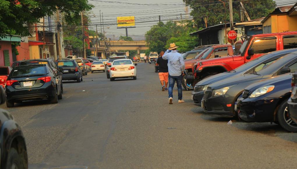 Los carros parqueados en las calles ocupan espacios que limitan la libre circulación vehicular y peatonal.