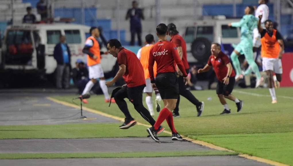 El cuerpo técnico del Olimpia celebrando el definitivo 0-2 del partido.