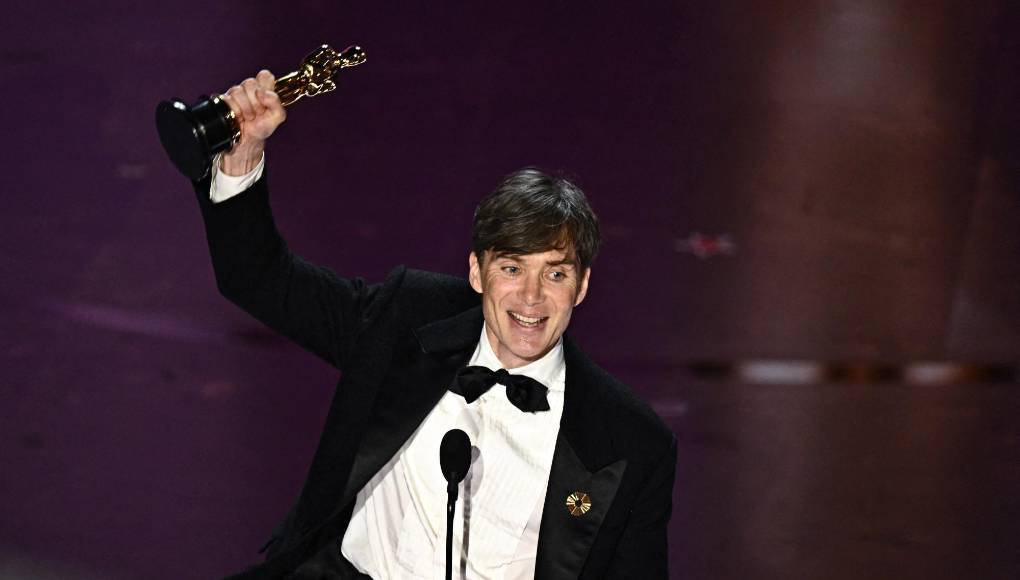 Así que realmente quería dedicarle esto a los pacificadores”, agregó. “Ha sido el viaje más alocado, estimulante y creativamente satisfactorio en el que me han llevado en los últimos 20 años”, añadió el intérprete, al agradecerle a Nolan y a la productora Emma Thomas.El actor se impuso en la categoría sobre cuatro rivales estadounidenses: Paul Giamatti (“Los que se quedan”), Jeffrey Wright (“American Fiction”), Bradley Cooper (“Maestro”) y Colman Domingo (“Rustin”).