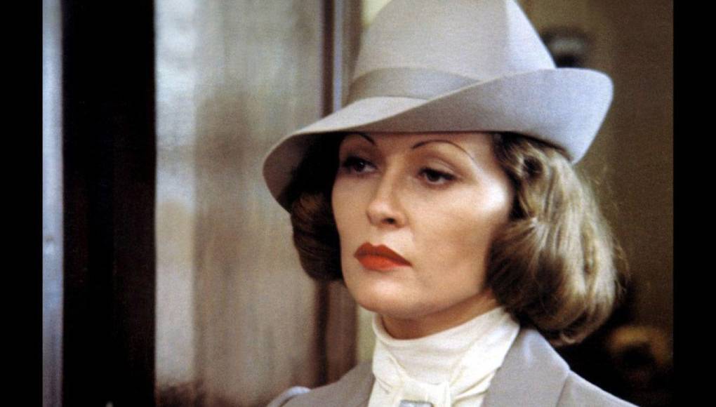 ‘Bonnie &amp; Clyde’ (1967), junto a Warren Beatty; ‘Chinatown’ (1974), con Jack Nicholson, y ‘Network’ (1976), con la que se llevó su único Óscar, son los títulos que el documental apunta como más representativos de una actriz que participó en otros como ‘El coloso en llamas’ (1974), ‘Los tres días del cóndor’ (1975) o ‘El caso de Thomas Crown’ (1968).