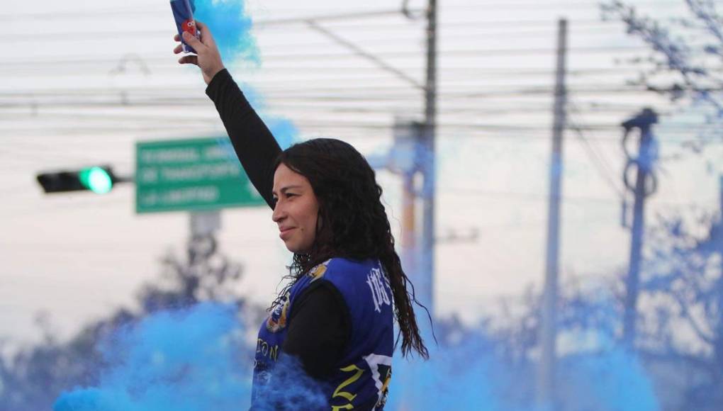 En Comayagua, esta aficionada puso el ambiente previo al partido Génesis-Motagua.