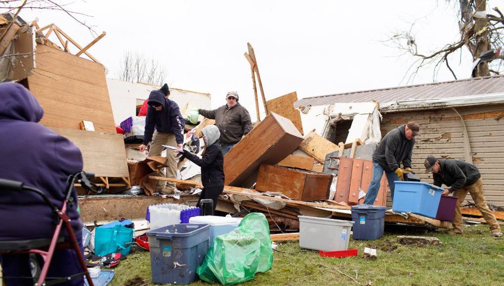 El servicio meteorológico estadounidense también informó de un “<b>tornado</b> muy peligroso de media milla de ancho” (cerca de 0,8 km) que se desató en el estado de Ohio.