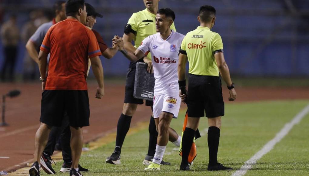 Pedro Troglio recibió a Andy Nájar con un apretón de manos y un abrazo.