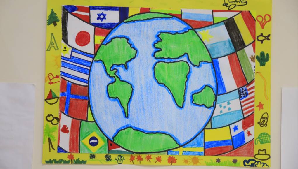 Dibujo que muestra la multicultura de los difrentes países en el mundo y que mantienen relaciones diplomáticas con Francia.