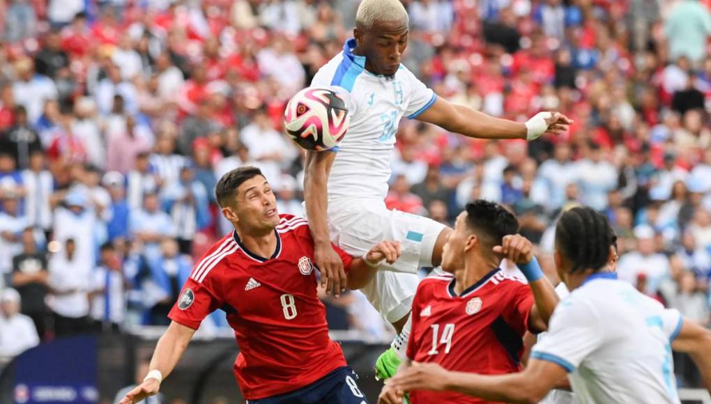 Deybi Flores - A diferencia de otros partidos, estuvo en un nivel muy bajo. El contención perdió el pulso en el mediocampo ante el ahínco y buen pie de jugadores con Jefferson Brenes y Orlando Galo. Una amarilla tempranera retrató su mal juego. 