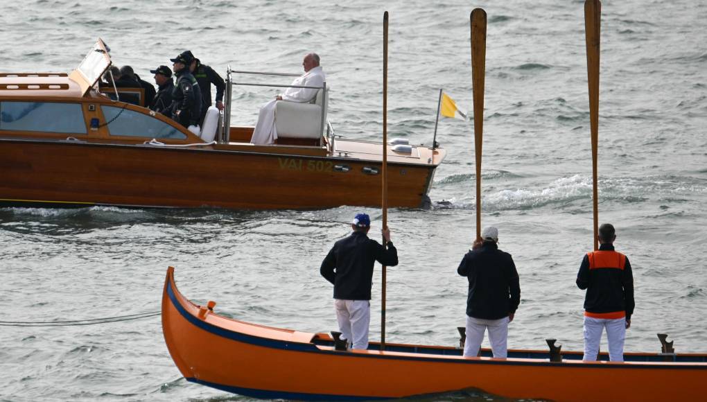 El papa Francisco viajó este domingo a Venecia (norte), para visitar la propuesta vaticana en la Bienal de Arte, en una cárcel femenina, pero también para advertir de las amenazas que se ciernen sobre las aguas de llamada Coiudad de los Canales, como la crisis climática o el turismo de masa.