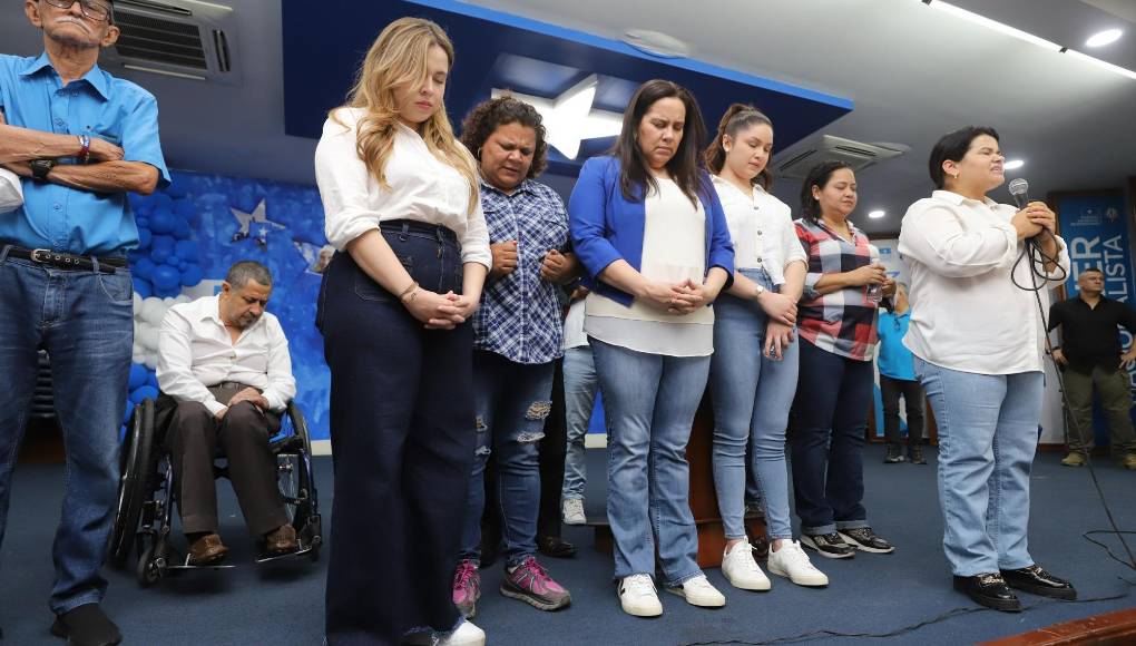 ”Soy Juan Orlando Hernández. Vengo de las tierras de Lempira. De la mano de Dios, con el apoyo de mi partido y del pueblo hondureño, voy a ser el próximo presidente de Honduras”, dijo Hernández en una concentración política nacionalista en 2013, en la víspera de la elección general. 