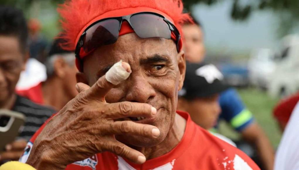 Uno de los más afectados con el descenso del club fue Don Chilo, el reconocido y fiel aficionado del Vida. 