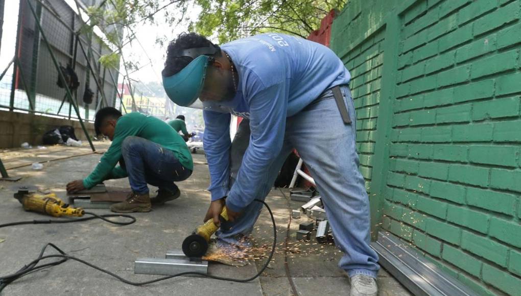 Los encargados de aumentar el aforo a través de la instalación de nuevas localidades trabajan contra el tiempo para el cotejo del sábado 25 de mayo. ¡El recinto quedará listo para la finalísima!