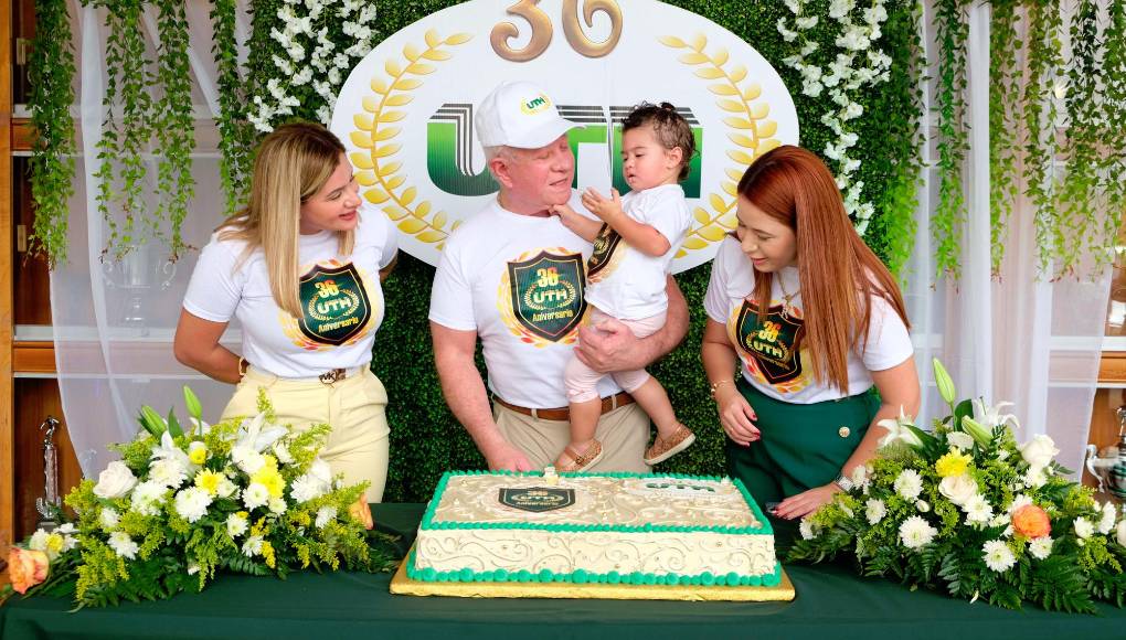 El pastel conmemorativo al aniversario de la Universidad destacó por sus colores representativos.
