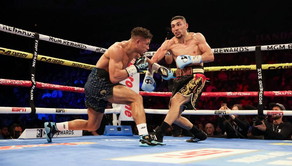 Para el quinto round, los movimientos del estadounidense empezaron a desesperar al hondureño. Ortiz buscó hacer daño a Teófimo a la distancia.