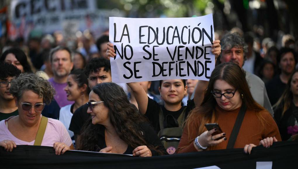 Aunque el Ministerio de Capital Humano anunció a última hora del lunes lo que, días atrás, presentó como acuerdo alcanzado con el Consejo Interuniversitario Nacional (CIN), el depósito de 10.075 millones de pesos (unos 11 millones de dólares) por el 100 % de los gastos de funcionamiento de las universidades nacionales, la marcha sigue adelante.