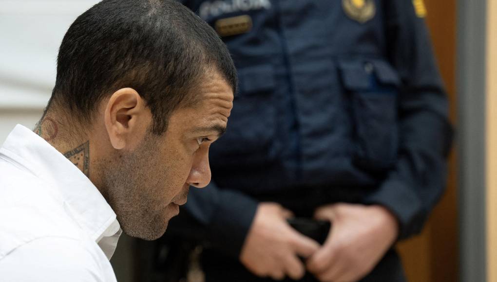 Dani Alves fue condenado en primera instancia a cuatro años y seis meses de prisión por violar a una joven en los lavabos de la discoteca Sutton de Barcelona el 30 de diciembre de 2022.
