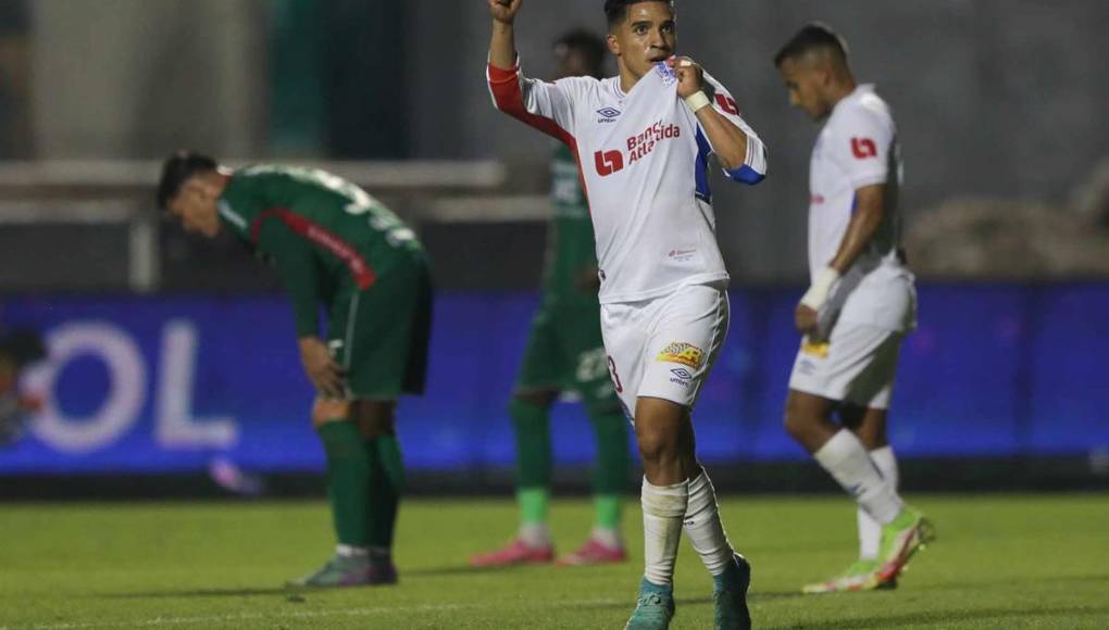 Michaell Chirinos hizo un golazo para devolverle la ventaja al Olimpia y celebró besando el escudo.