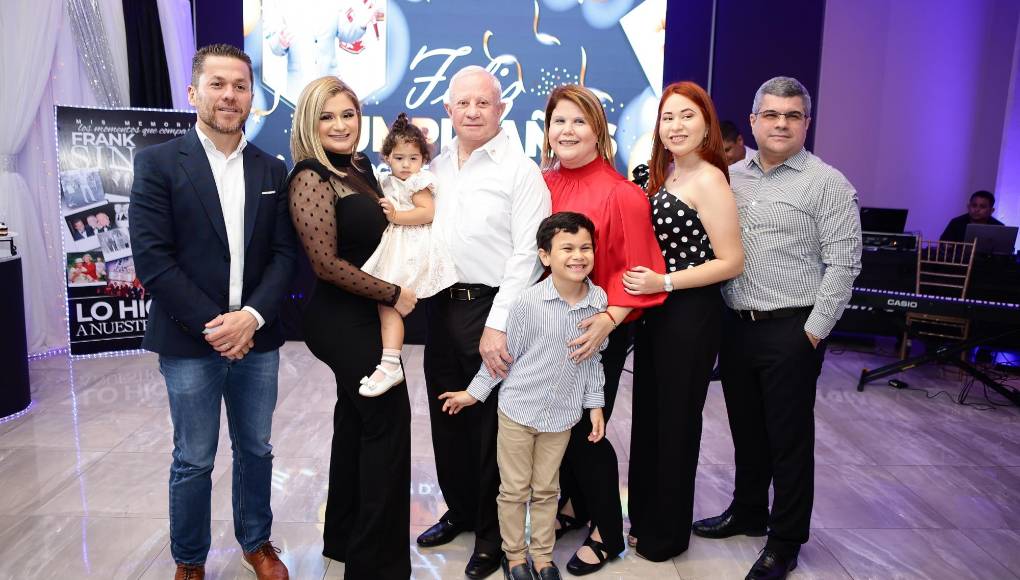 Roger E. Valladares, Emma Mejia, Emma Valentina, Roger D. Valladares, Melina, Ruth M, Roger M .Valladares y el pequeño Emiliano Sanchez Valladares.