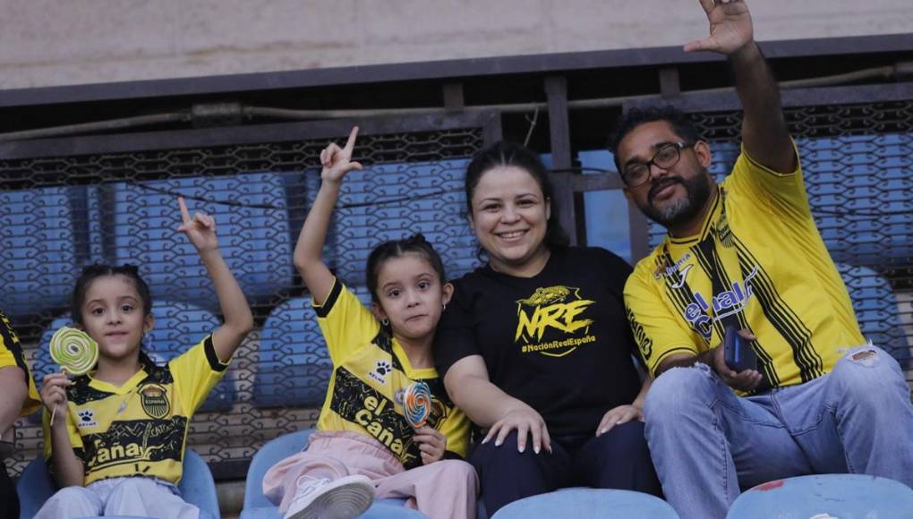La afición del Real España asistió al estadio Olímpico para disfrutar del partido de su equipo ante el Vida.