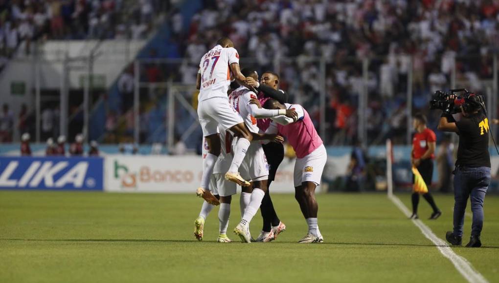 El festejo de los jugadores del Olimpia tras el primer gol de Yustin Arboleda.