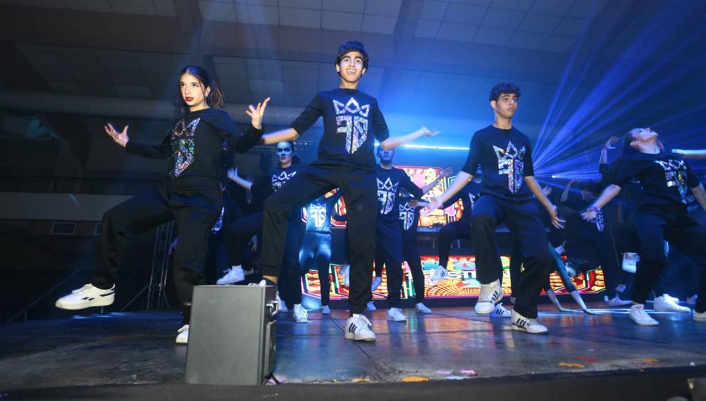 Una tarde noche inigualable han vivido seniors de diferentes centros educativos bilingües del país, quienes se dieron cita en Expocentro para bailar y cantar con la animación de diferentes personalidades de la región norte de Honduras. 