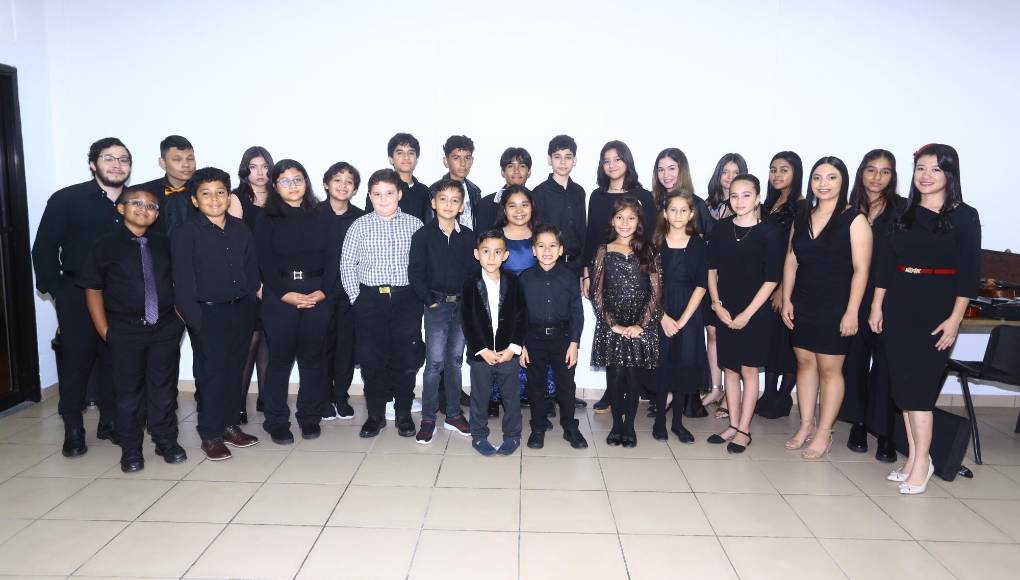 La Academia de Artes Minuetto presentó su recital y exposición de pinturas, en un evento realizado en las instalaciones de la Alianza Francesa de San Pedro Sula, protagonizado por los estudiantes de música y pintura. 