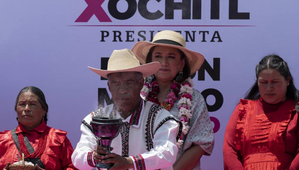 De carácter desparpajado y hablar coloquial, ahora se contiene. “También debía haber una <b>Xóchitl</b> seria, la gente no quiere una presidenta que diga malas palabras”, se justificó ante periodistas.