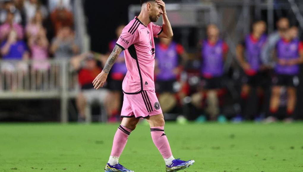 Leo Messi salió sustituido a la hora del partido y fue ovacionado por los aficionados de ambos equipos.