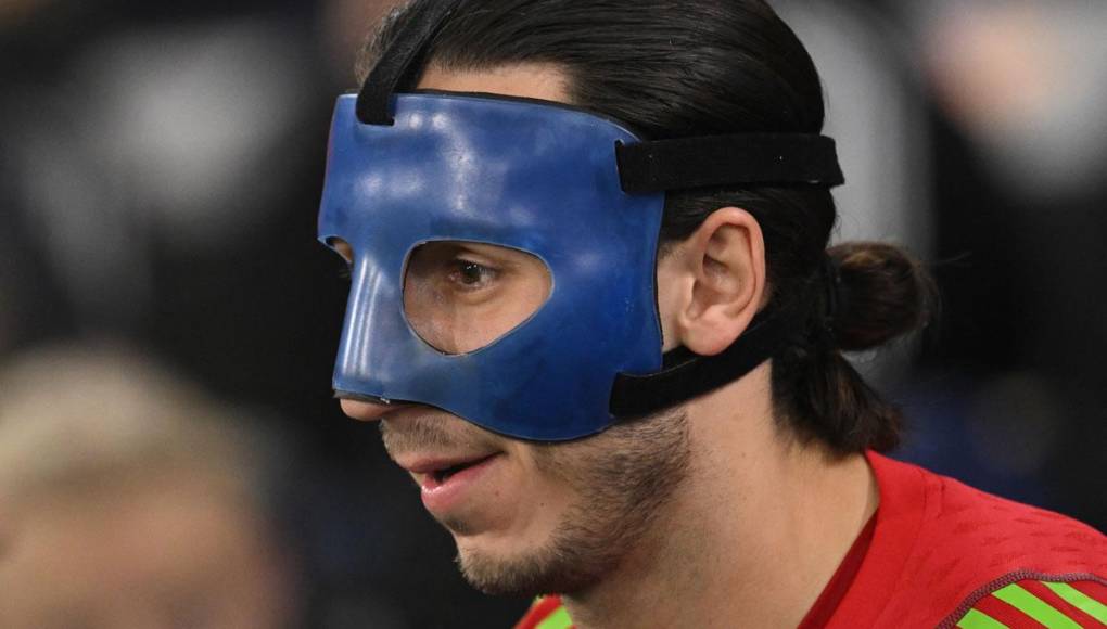 El portero polaco del FC Copenhague, Kamil Grabara, con una máscara de protectora en su rostro.