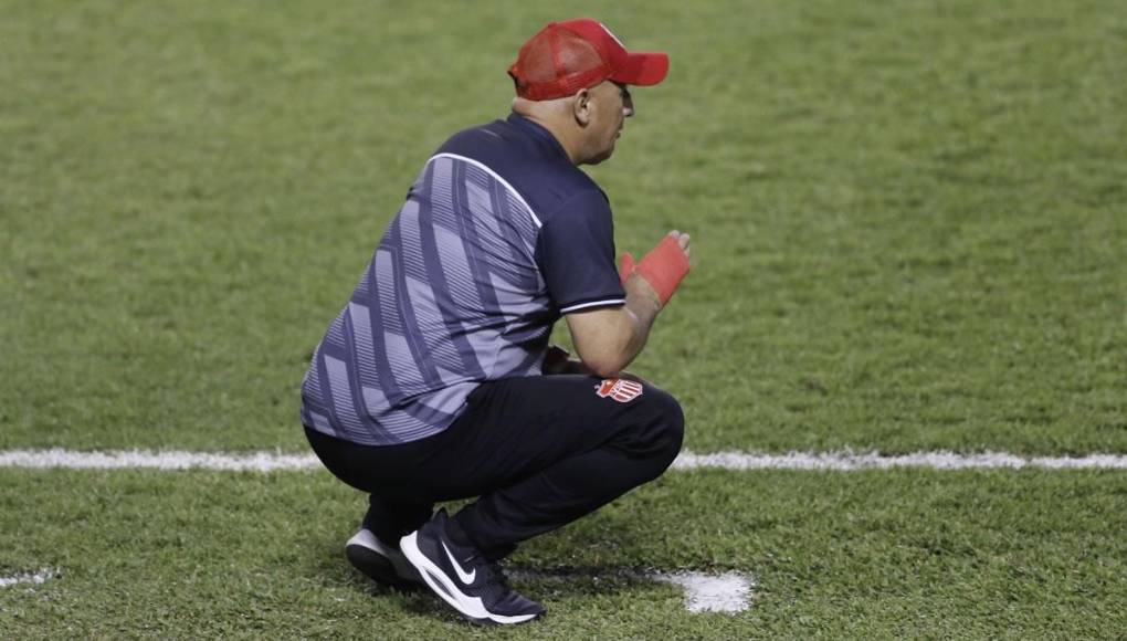 Washington Rodríguez, entrenador del Vida, sufrió un corte en su mano derecha con un bote de agua del equipo y le colocaron un vendaje.