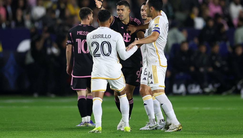 Los jugadores del LA Galaxy llegaron para separar al uruguayo de Cerrillo.