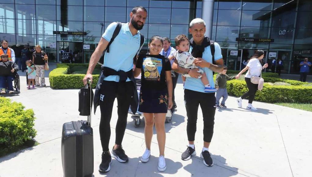 Andy Nájar y Edrick Menjívar posando con una aficionada que les pidió una fotografía.