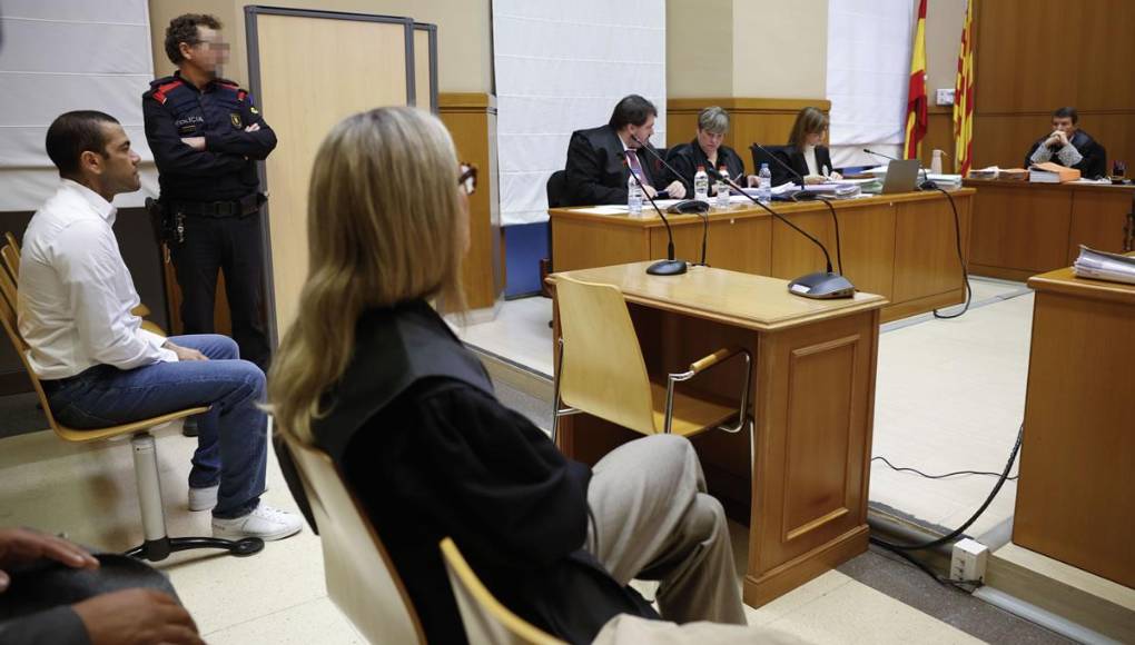 Pese a que ingresó inicialmente a la sala por una puerta lateral, tras los recesos sí que fue posible verle caminando serio, esposado y escoltado por los policías rumbo a la sala, donde sigue la sesión desde la primera fila, sentado junto a un policía. 