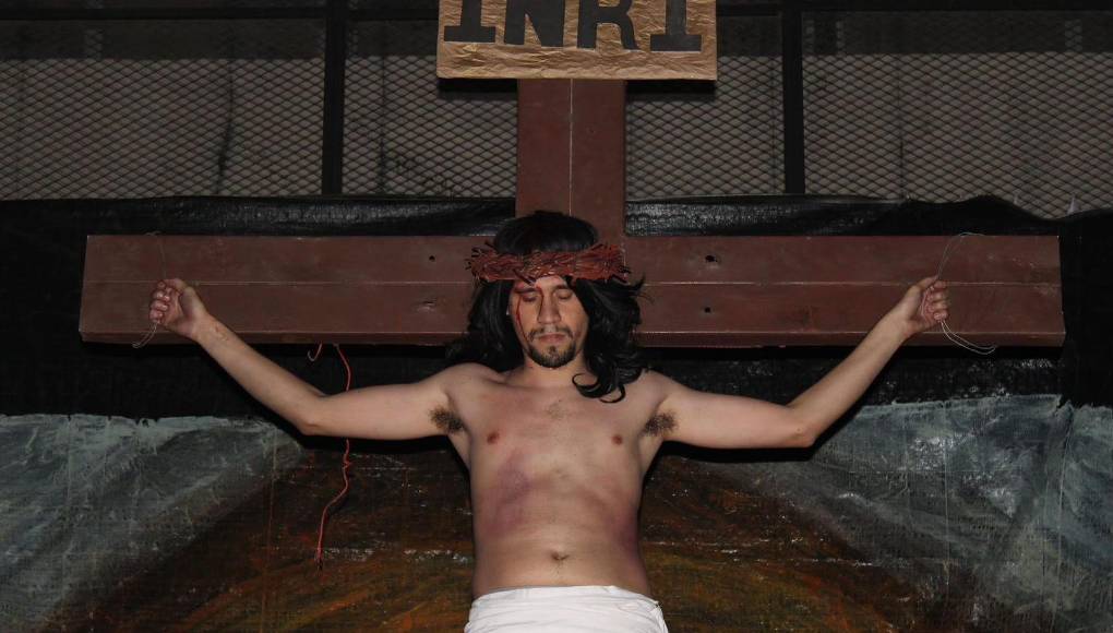 Luis Flores, es el joven que por muchos años ha personificado a Jesús. Para el es un honor hacerlo y llevar ese mensaje de amor y esperanza a la feligresía que les acompaña año con año. Para Luis cada año es una experiencia diferente que lo llena de agradecimiento por la oportunidad.