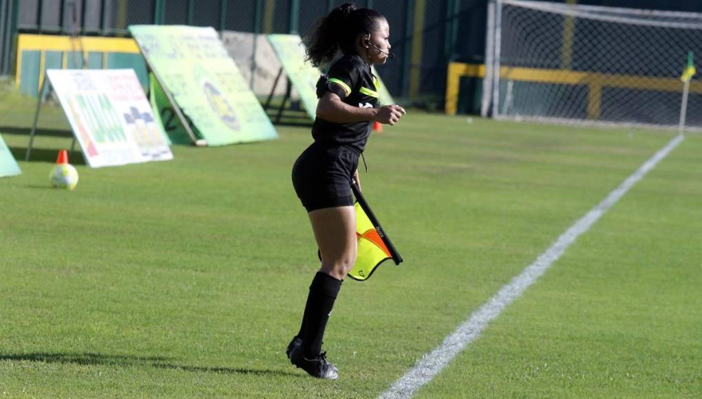 Así se desempeña April Ortega como árbitro asistente en la Segunda División de Honduras.