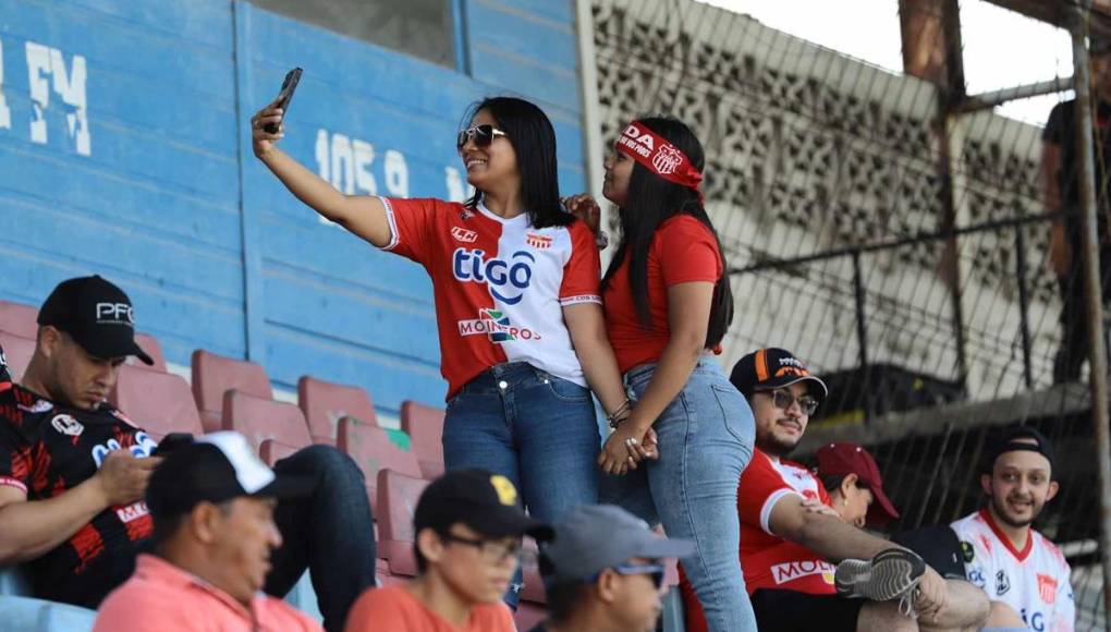 Derroche de belleza en las gradas del estadio Ceibeño con las aficionadas del Vida.