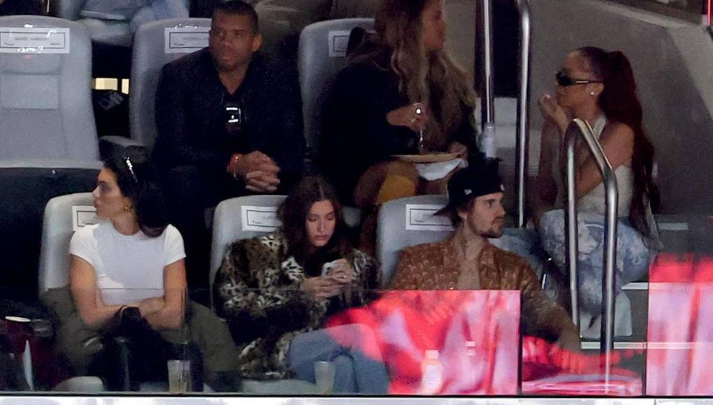 El cantautor canadiense Justin Bieber y su esposa, la modelo estadounidense Hailey Bieber, viendo el Super Bowl LVIII.