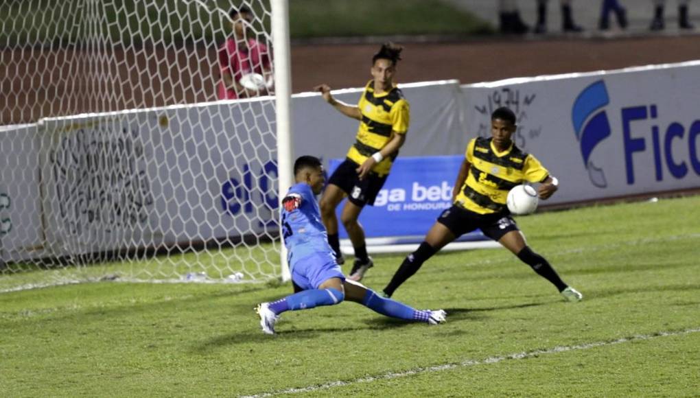 El joven portero Onan Rodríguez salvó al Real España cuando fue exigido.