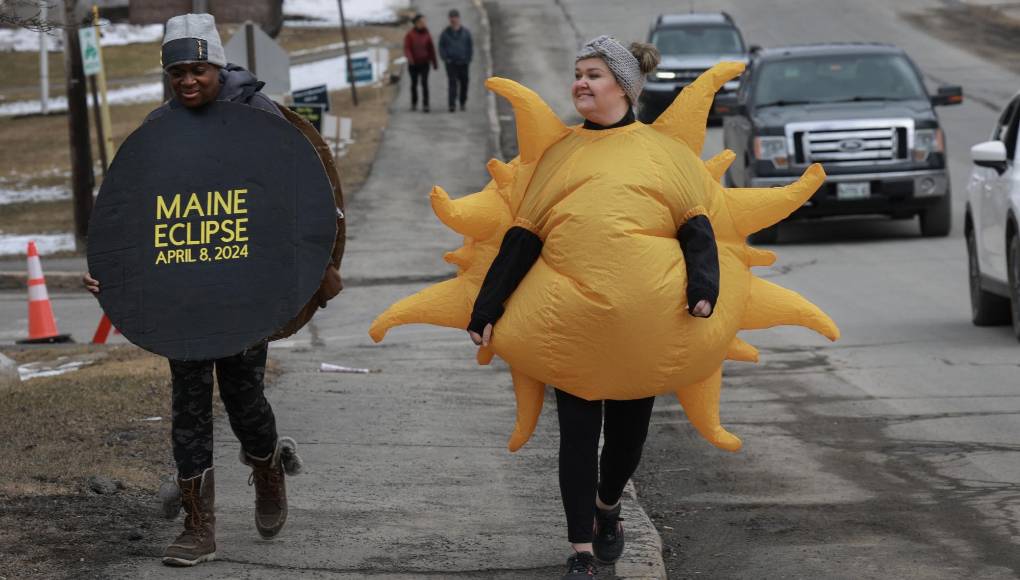Cuenta la leyenda,<b> que el Sol y la Luna </b>no logran vivir su amor debido a los celos de la diosa Afrodita. Cegada, ella decide separar a estos astros, que se dice, son eternos enamorados. Lo que ella no esperaba es que Zeus, dios del cielo, les permitirá besarse unos segundos, ocasionando así el fenómeno de los eclipses solares.