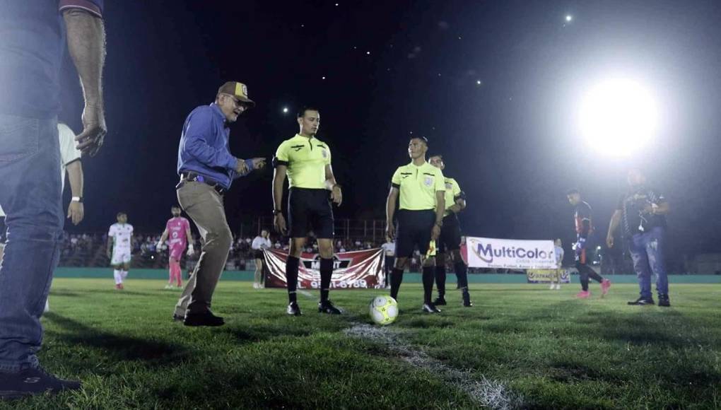 También hubo saque de honor en el estadio Rubén Deras antes del partido Choloma-Platense.