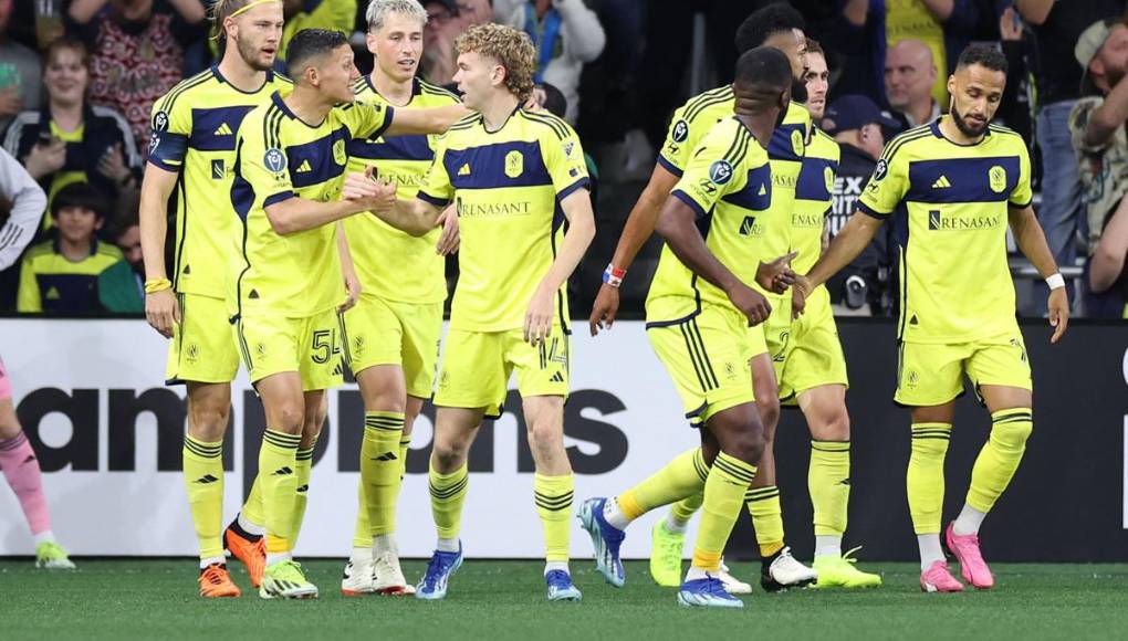 Los jugadores del Nashville celebrando el primer gol del canadiense Jacob Shaffelburg.
