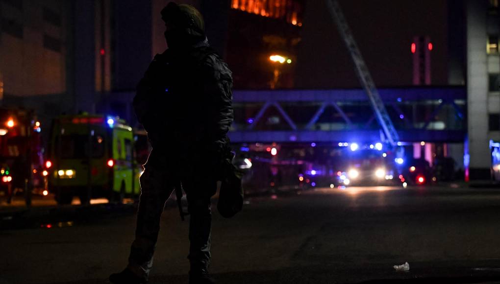 Las fuerzas de seguridad acudieron al lugar, señalaron las agencias rusas. El ataque se produjo durante un concierto del grupo de rock ruso Piknik, cuyos miembros fueron evacuados, indicó TASS.
