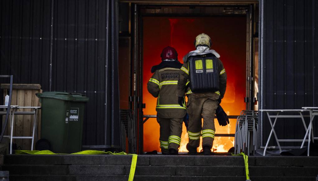 Alrededor de 135 bomberos, decenas de policías y 90 efectivos de la Guardia Real han participado en el operativo, que incluyó el rescate de la amplia colección pictórica que albergaba el edificio de la Bolsa.