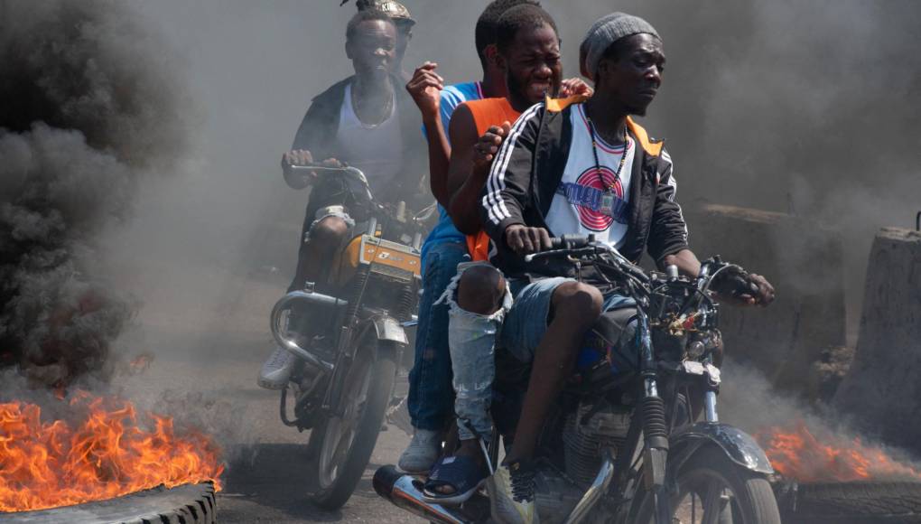 <b>Haití</b> es escenario de un estallido de violencia por parte de bandas criminales, que se aliaron para pedir la salida del primer ministro Ariel Henry, quien había asumido el poder luego del asesinato en 2021 del presidente Jovenel Moïse