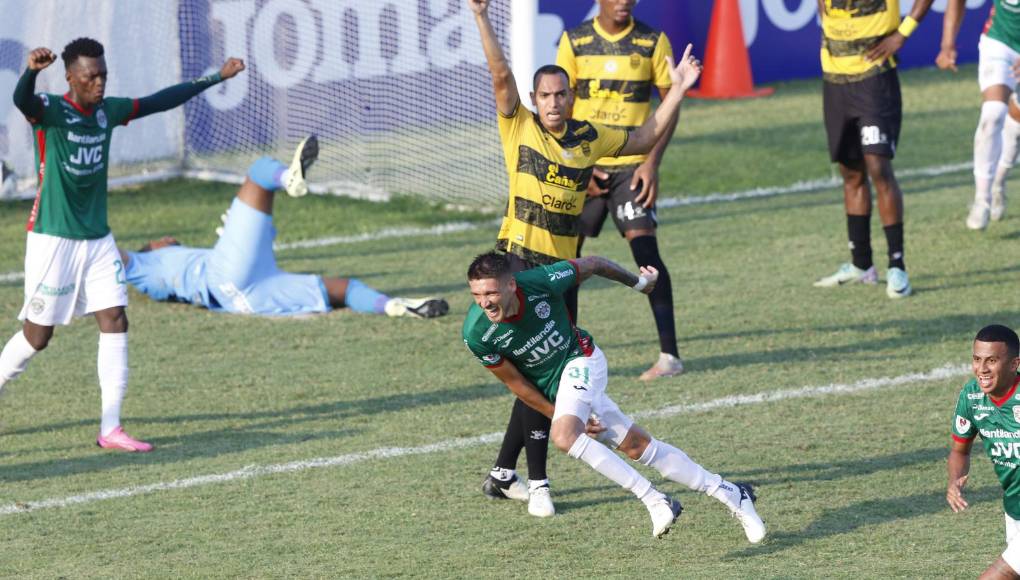 La emoción fue inevitable para Techera, quien se elevó y le dio el triunfo a Marathón con tremendo cabezazo. 