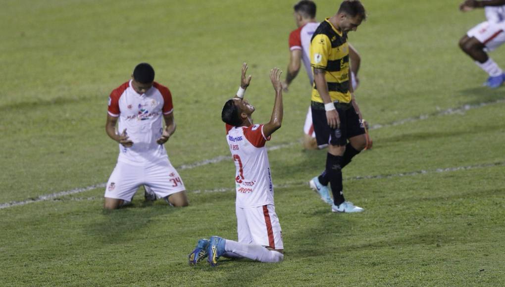 Los jugadores de Real Sociedad se mostraron agradecidos y respiraron tras el importante triunfo. 