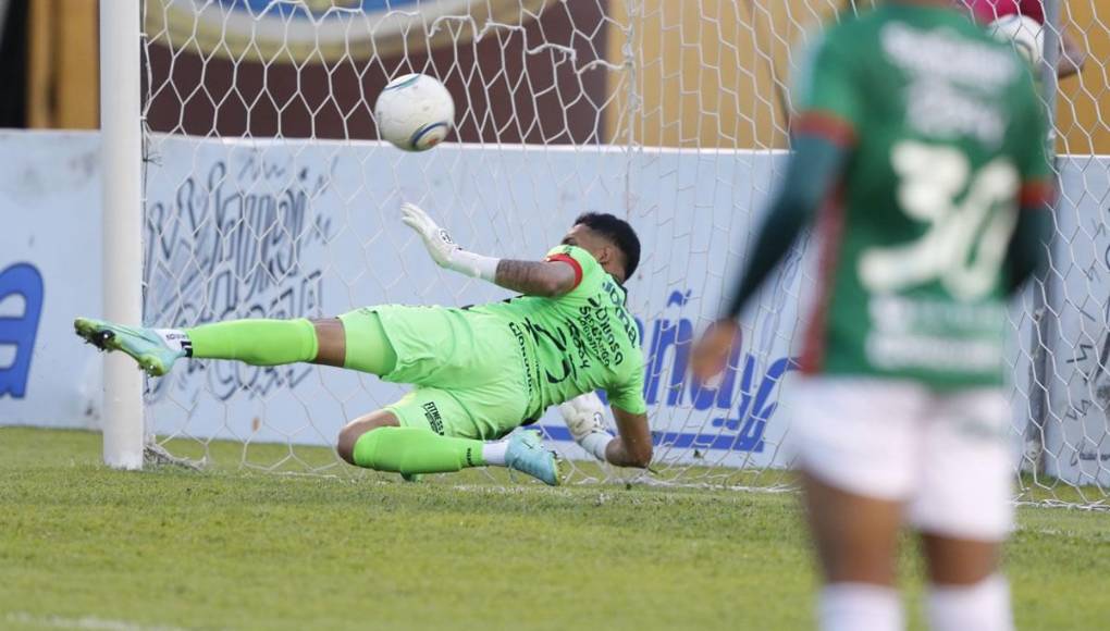 El portero panameño César Samudio no pudo parar el segundo disparo de su compatriota Carlos Small para el 1-0 del Real España.