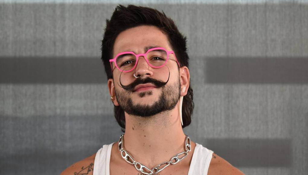 A Camilo le enorgullece que sus seguidores puedan escuchar versatilidad en su música y le emociona la unión que lograron concretar dos artistas como ellos de “universos tan lejanos”. Y agrega: “amo todas las colaboraciones que tengo pero esta era bastante diferente, creo que es la colaboración más fuera del círculo de la comodidad que he hecho hasta ahora”, reflexiona. Esta experimentación lo dejó con ganas de seguir probando nuevos horizontes sonoros, al igual que toda la inspiración que le trajo su reciente viaje a Japón, donde se presentó en el festival Summer Sonic, que describe como “el Coachella de Japón” y en el que tuvo la oportunidad de colaborar con varios artistas japoneses en vivo.