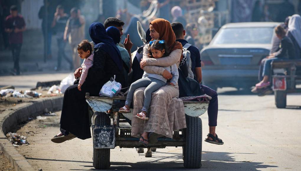La mujer, que decidió hacer caso a las órdenes de evacuación y abandonar la localidad, culpó a los países árabes e islámicos del fracaso de las negociaciones para lograr un alto el fuego entre Israel y Hamás, que todavía no han dado frutos.