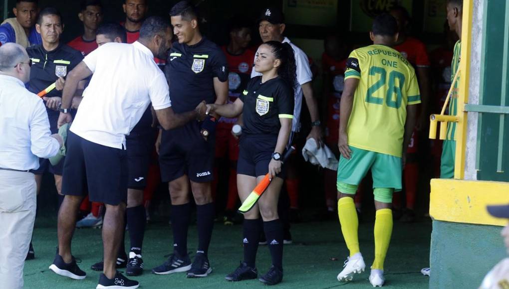 Ninrod Medina, entrenador del Parrillas One, saludando a April Ortega antes del inicio del partido.