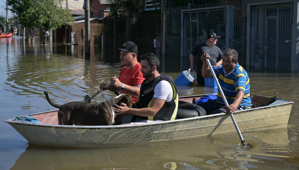 La catástrofe multiplica las escenas de desesperación. Cientos de habitantes de esta ciudad de 1,4 millones se han volcado en ayudar a personas atrapadas en sus casas, en algunos casos desde hace días.