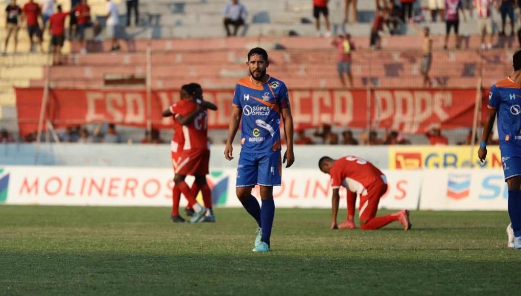 La tristeza de los jugadores de la UPN tras la derrota contra el Vida.