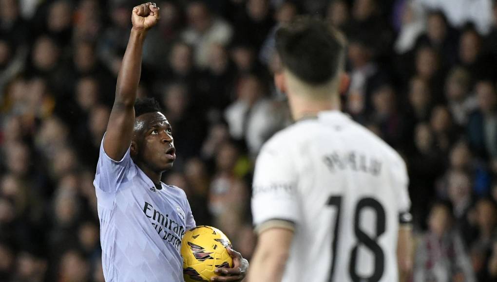 Con un doblete, Vinicius salvó el empate 2-2 del Real Madrid ante el Valencia en Mestalla, en donde la polémica se hizo presente.